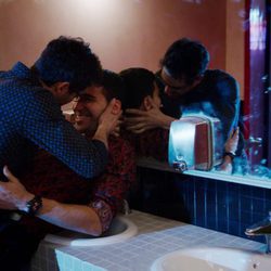 Alfonso Herrera y Miguel Ángel Silvestre durante el capítulo especial de Navidad de 'Sense8'