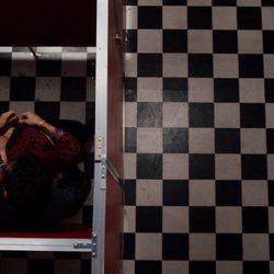 Lito y Hernando, juntos en un baño durante el capítulo de Navidad de 'Sense8' a punto de tener sexo