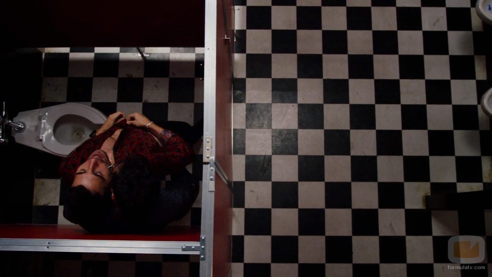 Lito y Hernando, juntos en un baño durante el capítulo de Navidad de 'Sense8' a punto de tener sexo