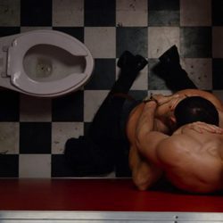 Hernando y Lito, desnudos, tienen sexo dentro de un baño en el capítulo de Navidad de 'Sense8'