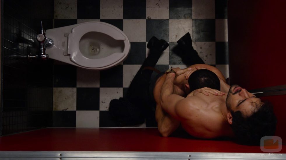 Hernando y Lito, desnudos, tienen sexo dentro de un baño en el capítulo de Navidad de 'Sense8'