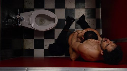 Hernando y Lito, desnudos, tienen sexo dentro de un baño en el capítulo de Navidad de 'Sense8'