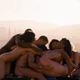 Los personajes de 'Sense8', desnudos, hacen una orgía durante el capítulo de Navidad
