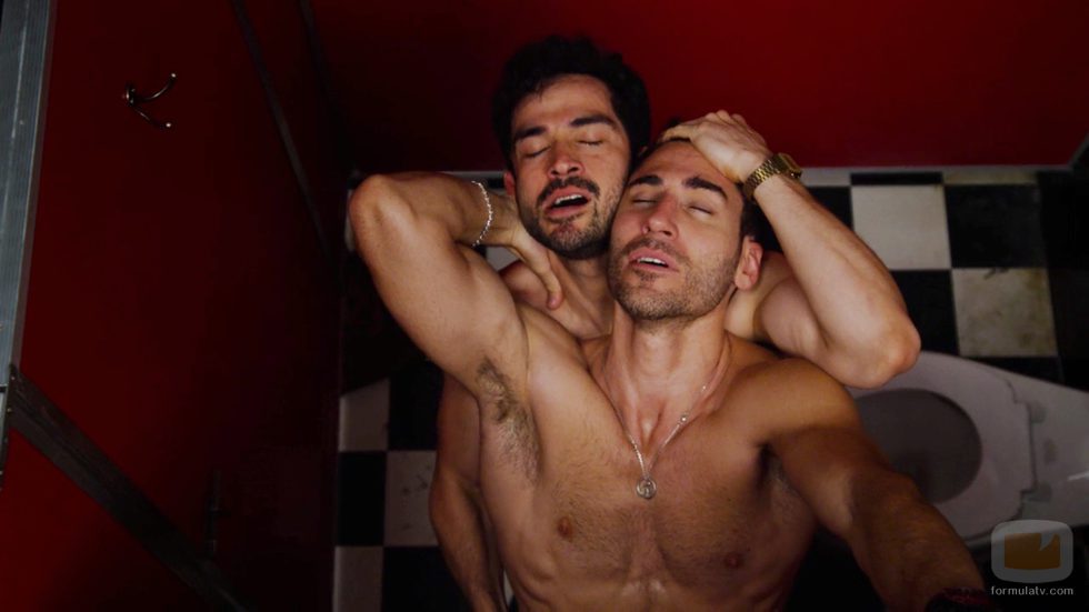 Hernando y Lito, desnudos, mantienen una escena de sexo en un baño durante el capítulo de Navidad de 'Sense8'