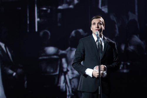 Blas se transforma en Charles Aznavour durante la undécima gala de 'Tu cara me suena'