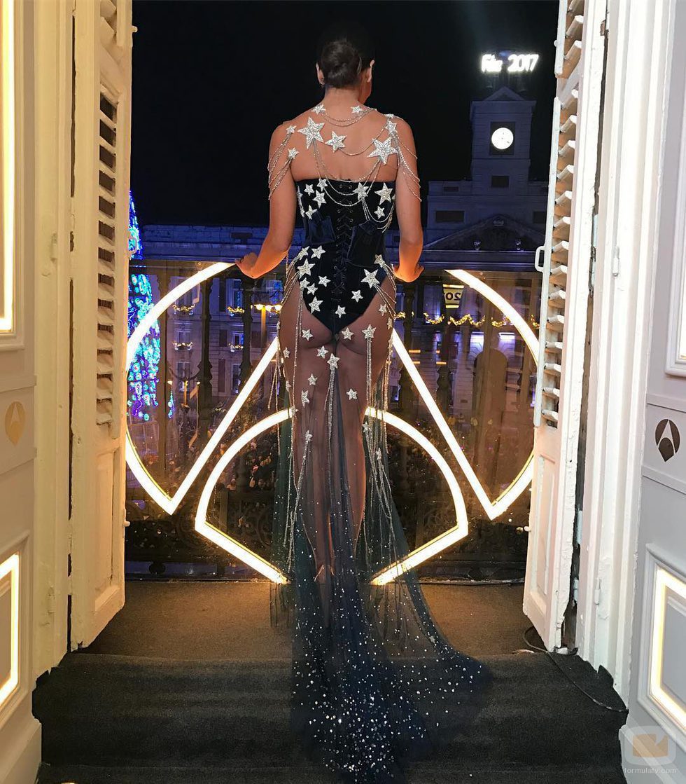 Cristina Pedroche muestra la parte trasera de su impactante vestido de las Campanadas 2016-2017