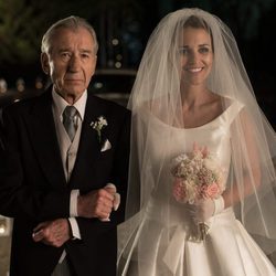 Ana Rivera (Paula Echevarría)  junto a su tío Emilio (Pepe Sacristán) en el altar en 'Velvet'