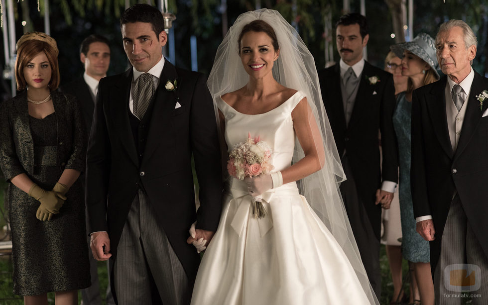 Ana Rivera (Paula Echevarría) y Alberto Márquez (Miguel Ángel Silvestre) en su boda en el capítulo final de 'Velvet'
