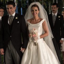 Ana Rivera (Paula Echevarría) y Alberto Márquez (Miguel Ángel Silvestre) en su boda en el capítulo final de 'Velvet'