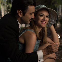 Mateo abrazando a Clara en el capítulo final de 'Velvet'