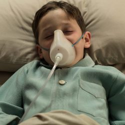 Alberto Márquez Jr en el hospital en el capítulo final de 'Velvet'