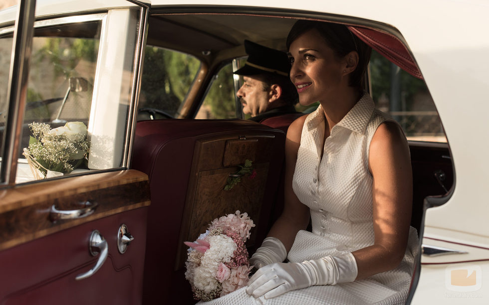 Ana Rivera en el coche nupcial en el último capítulo de 'Velvet'
