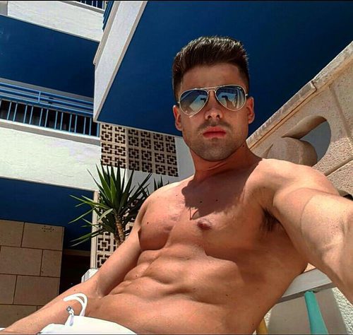 Sergio Ayala ('Gran Hermano VIP') tomando el sol