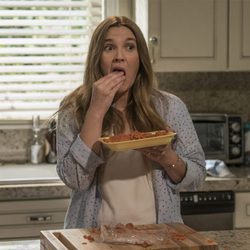 Drew Barrymore interpreta a una atractiva muerta viviente en 'Santa Clarita Diet'