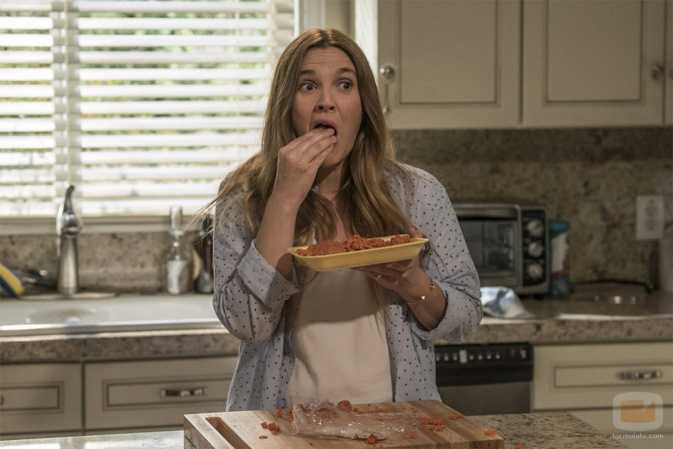 Drew Barrymore interpreta a una atractiva muerta viviente en 'Santa Clarita Diet'