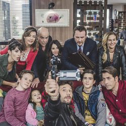El reparto de 'iFamily' se hace un selfie 