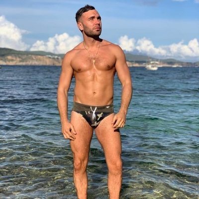 Cristian Suescun posa con bañador