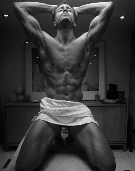 Marco Ferri, concursante de la quinta edición de 'Gran Hermano VIP', posa semidesnudo en una sesión de fotos