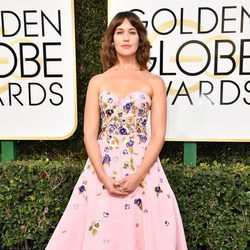 Lola Kirke ('Mozart in the Jungle') posa en la Alfombra Roja de la 74ª edición de los Globos de Oro