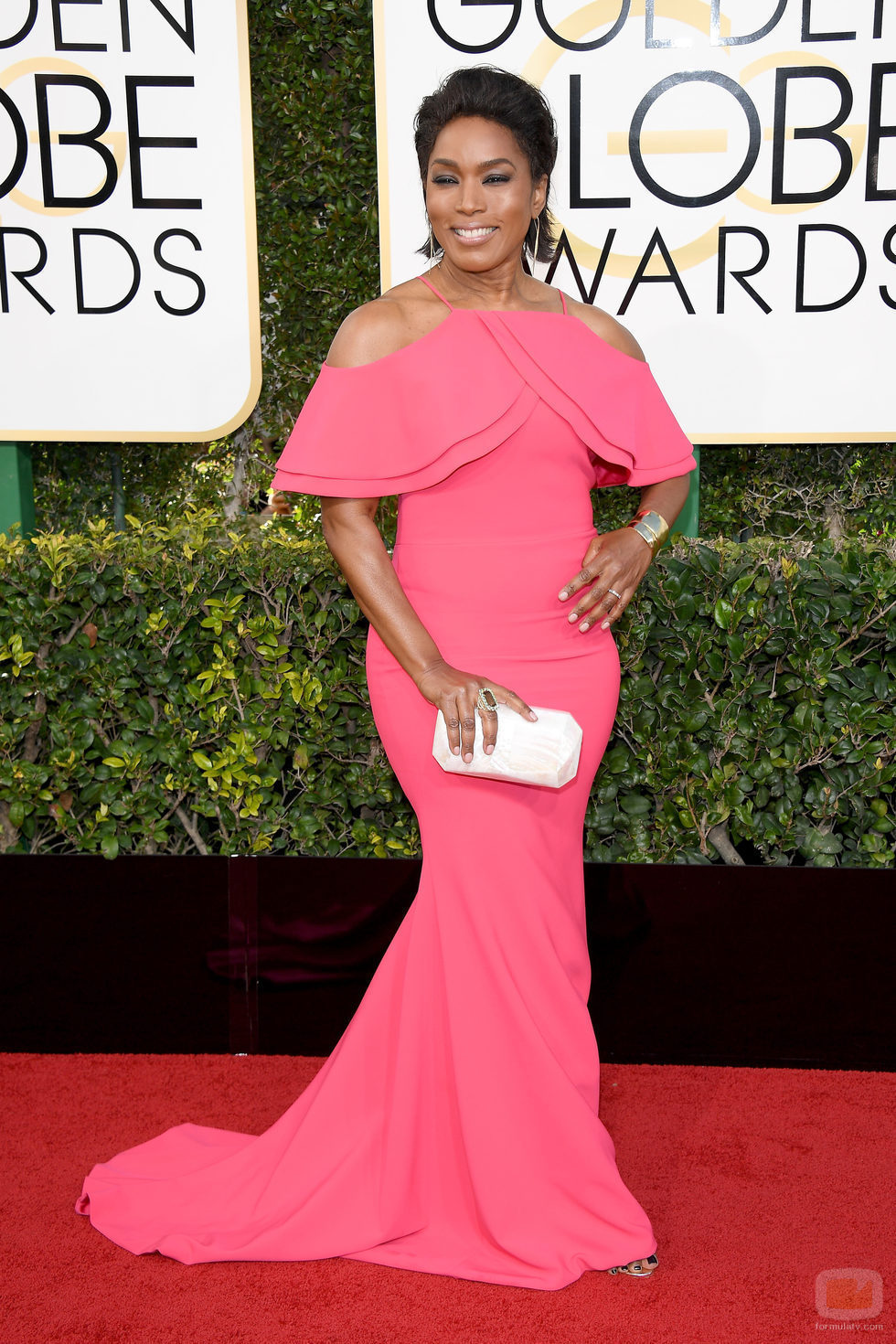 Angela Bassett ('American Horror Story') posa en la Alfombra Roja de la 74ª edición de los Globos de Oro
