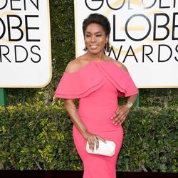 Angela Bassett ('American Horror Story') posa en la Alfombra Roja de la 74ª edición de los Globos de Oro