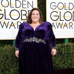 Chrissy Metz, nominada por 'This is us', posa en la Alfombra Roja de la 74ª edición de los Globos de Oro