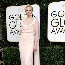 Gwendoline Christie ('Juego de Tronos') posa en la Alfombra Roja de la 74ª edición de los Globos de Oro