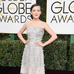 Millie Bobby Brown ('Stranger Things') posa en la Alfombra Roja de la 74ª edición de los Globos de Oro