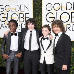 Los protagonistas de 'Stranger things' posan en la Alfombra Roja de la 74ª edición de los Globos de Oro 