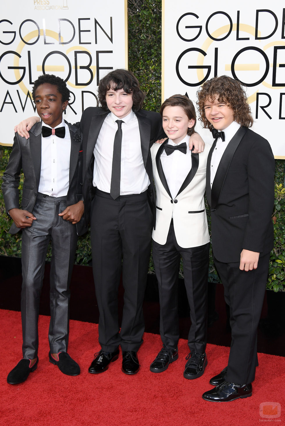 Los protagonistas de 'Stranger things' posan en la Alfombra Roja de la 74ª edición de los Globos de Oro