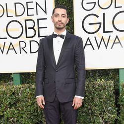 Riz Ahmed, nominado por 'The Night of' posa en la Alfombra Roja de la 74ª edición de los Globos de Oro 