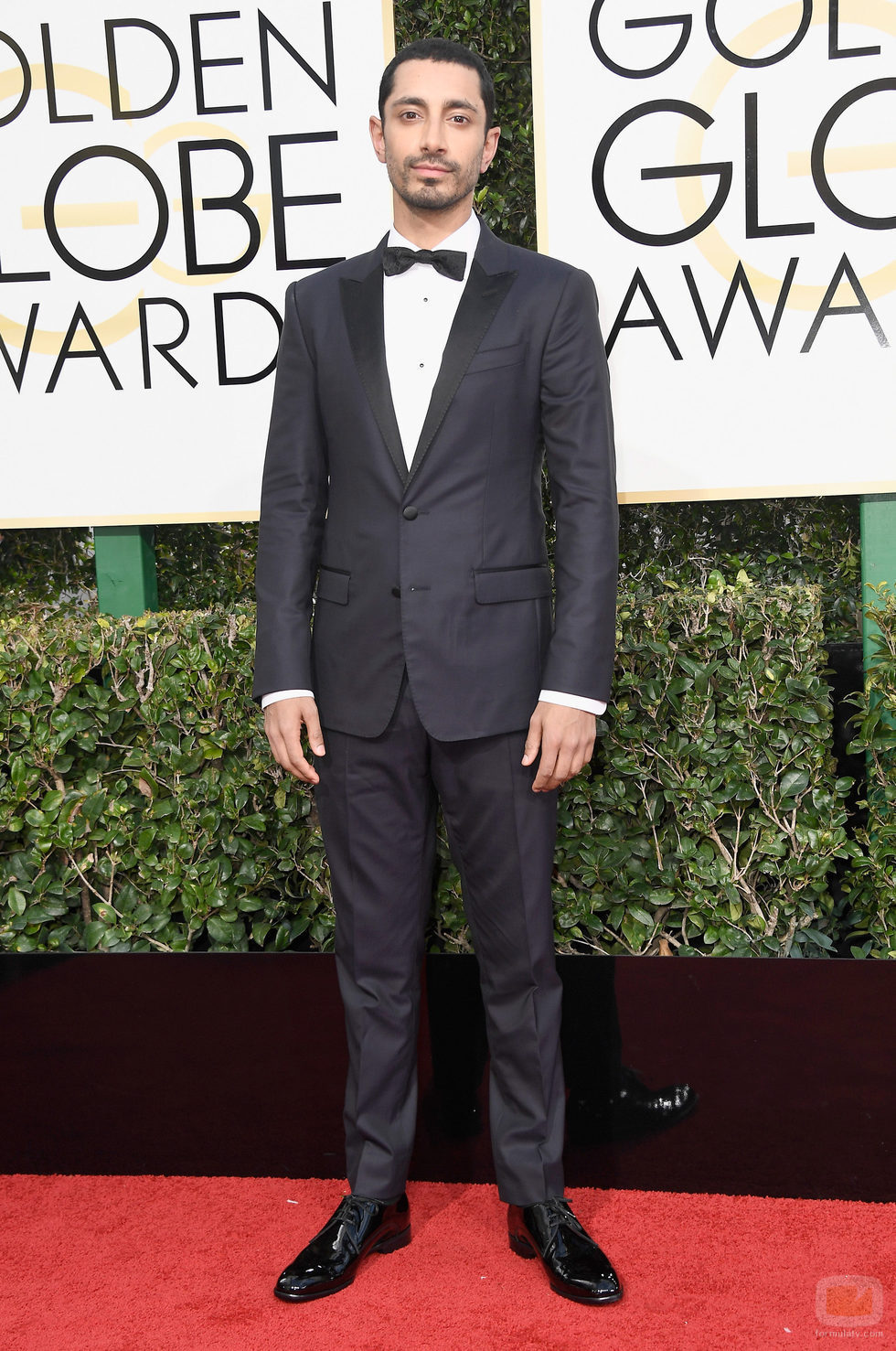 Riz Ahmed, nominado por 'The Night of' posa en la Alfombra Roja de la 74ª edición de los Globos de Oro
