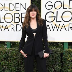 Kathryn Han ('Transparent') posa en la Alfombra Roja de la 74ª edición de los Globos de Oro