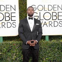 Trevante Rhodes (Westworld') posa en la Alfombra Roja de la 74ª edición de los Globos de Oro 