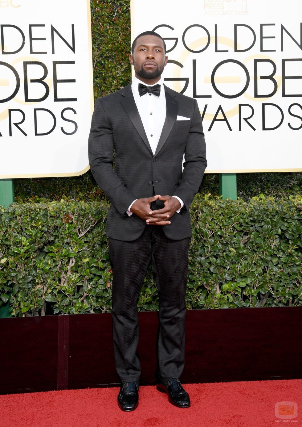 Trevante Rhodes (Westworld') posa en la Alfombra Roja de la 74ª edición de los Globos de Oro 