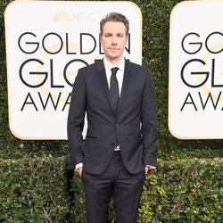 Dax Shepard ('Parenthood') posa en la Alfombra Roja de la 74ª edición de los Globos de Oro