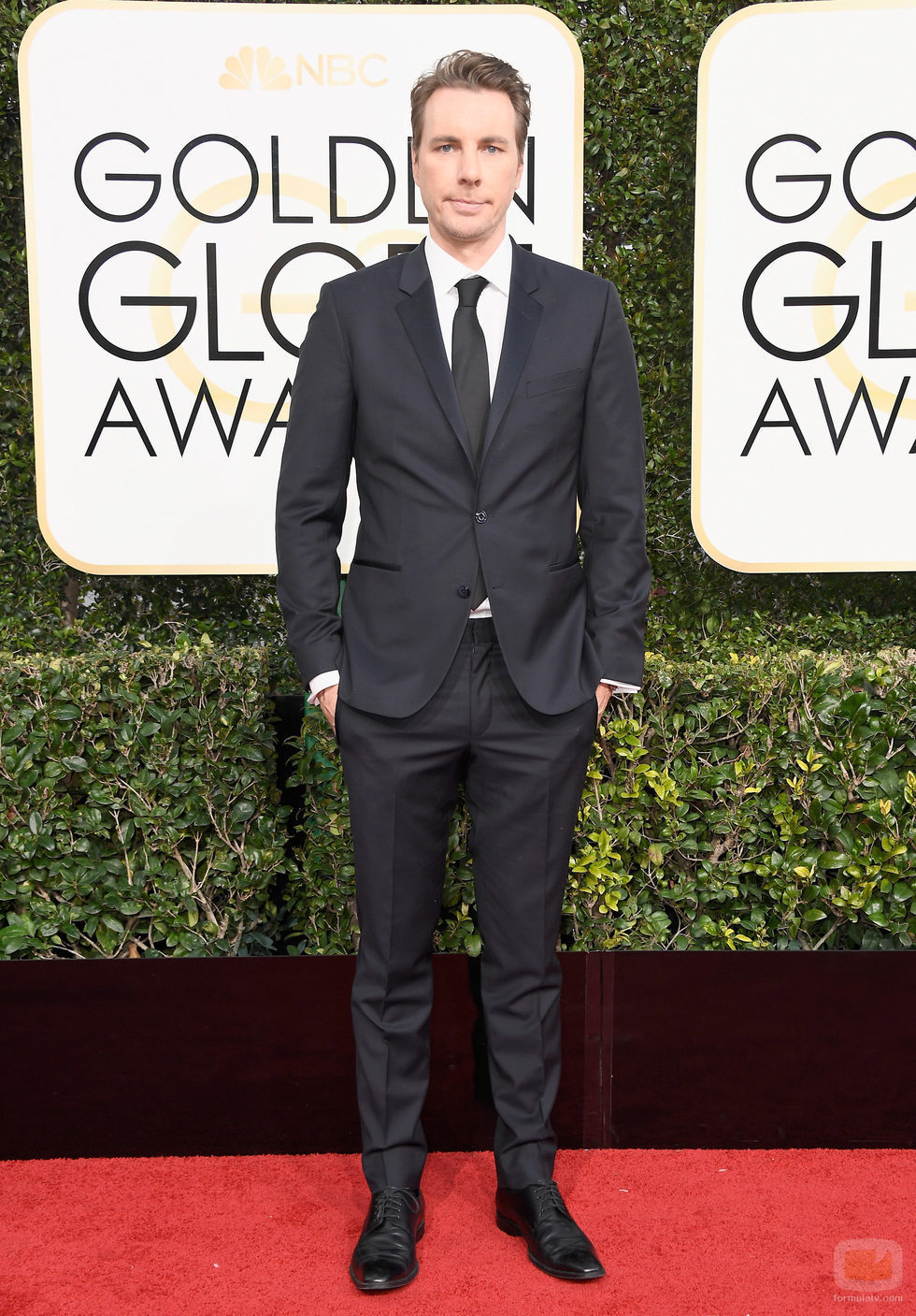 Dax Shepard ('Parenthood') posa en la Alfombra Roja de la 74ª edición de los Globos de Oro