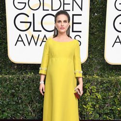 Natalie Portman ('Jackie') posa en la Alfombra Roja de la 74ª edición de los Globos de Oro