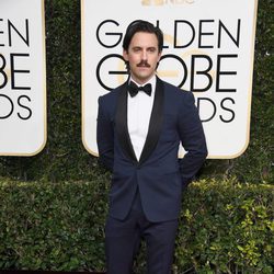 Milo Ventimiglia ('This Is Us') posa en la Alfombra Roja de la 74ª edición de los Globos de Oro