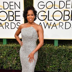 Regina King ('American Crime') posa en la Alfombra Roja de la 74ª edición de los Globos de Oro