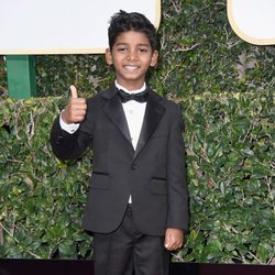 Sunny Pawar ('Lion') posa en la Alfombra Roja de la 74ª edición de los Globos de Oro