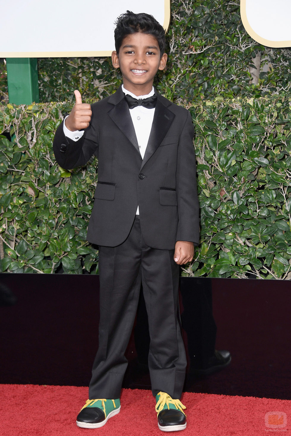 Sunny Pawar ('Lion') posa en la Alfombra Roja de la 74ª edición de los Globos de Oro