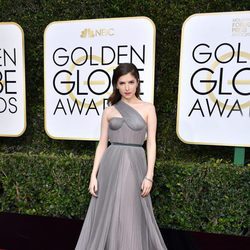 Anna Kendrick ('Dando la nota') posa en la Alfombra Roja de la 74ª edición de los Globos de Oro