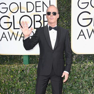 Michael Keaton posa en la Alfombra Roja de la 74ª edición de los Globos de Oro