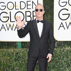  Michael Keaton posa en la Alfombra Roja de la 74ª edición de los Globos de Oro 