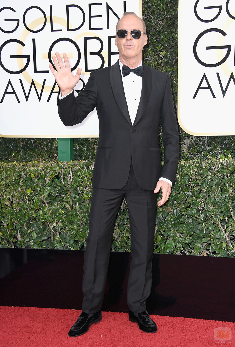  Michael Keaton posa en la Alfombra Roja de la 74ª edición de los Globos de Oro 