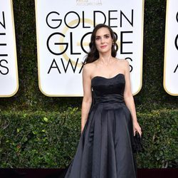 Winona Ryder, nominada por 'Stranger Things', posa en la Alfombra Roja de la 74ª edición de los Globos de Oro