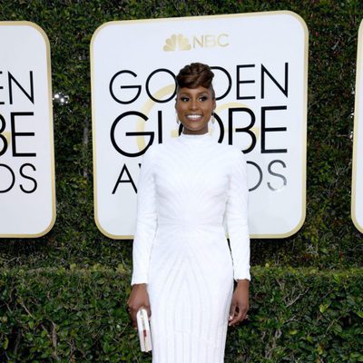 issa Rae, nominada por 'Insecure', posa en la Alfombra Roja de la 74ª edición de los Globos de Oro
