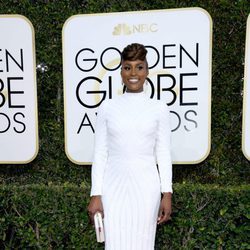 issa Rae, nominada por 'Insecure', posa en la Alfombra Roja de la 74ª edición de los Globos de Oro