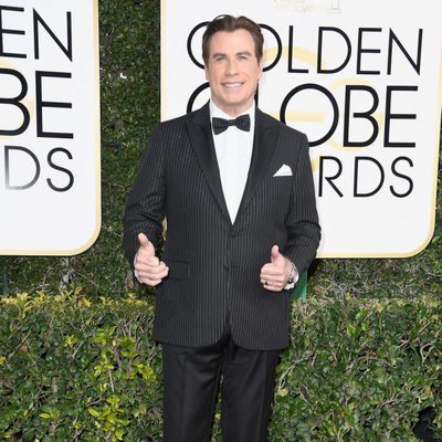 John Travolta, nominado por 'American Crime Story', posa en la Alfombra Roja de la 74ª edición de los Globos de Oro